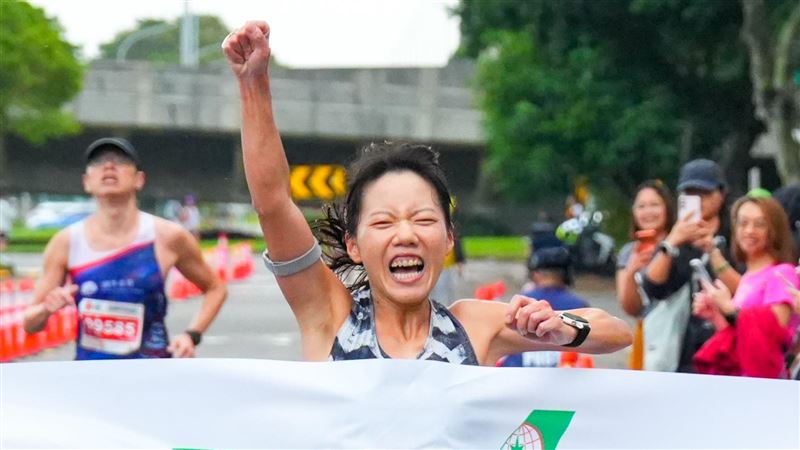 長榮馬拉松萬人參賽 半馬女子組冠軍留台