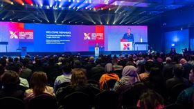 東協商業與投資峰會上的AI即時翻譯落漆，讓與會者一頭霧水。（圖／翻攝自X平台 @tzafrul_aziz）