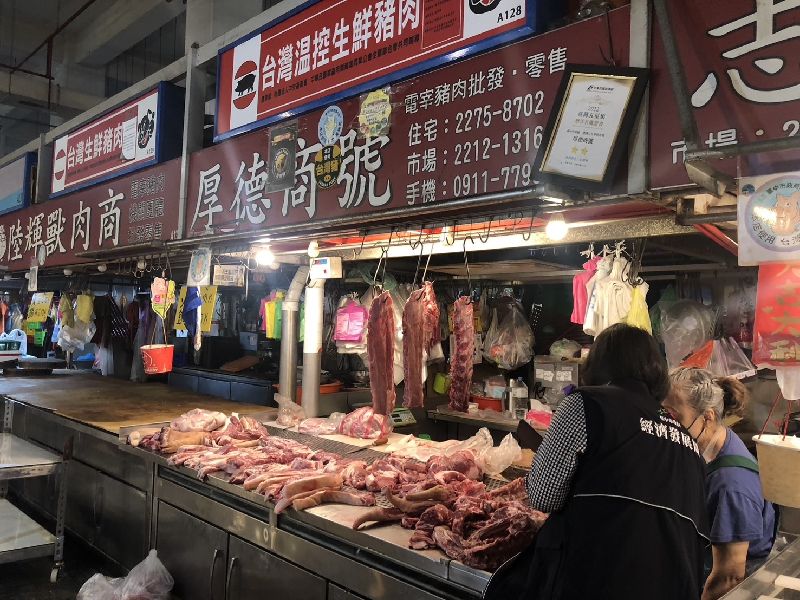 為防堵非洲豬瘟,中央26日宣布豬隻禁運禁宰再延長10天。由於市場豬肉攤商面臨營運負擔,台中市政府公布,從22日起至恢復屠宰作業前,公有市場193席豬肉攤商免收攤位使用費。(台中市政府提供)