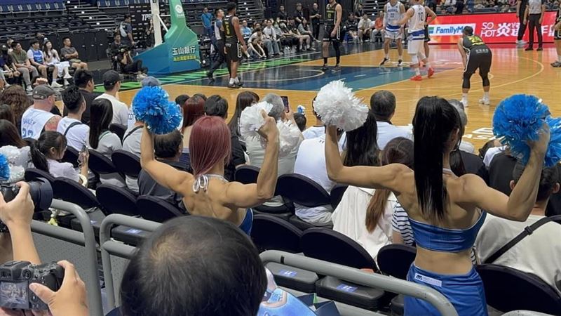 高雄全家海神啦啦隊AQUA MERMAIDS女孩茵茵、疑雲開幕戰大秀精實「天使翅膀背肌」成為場邊焦點。(圖/翻攝自Threads @sunny_life_live927)