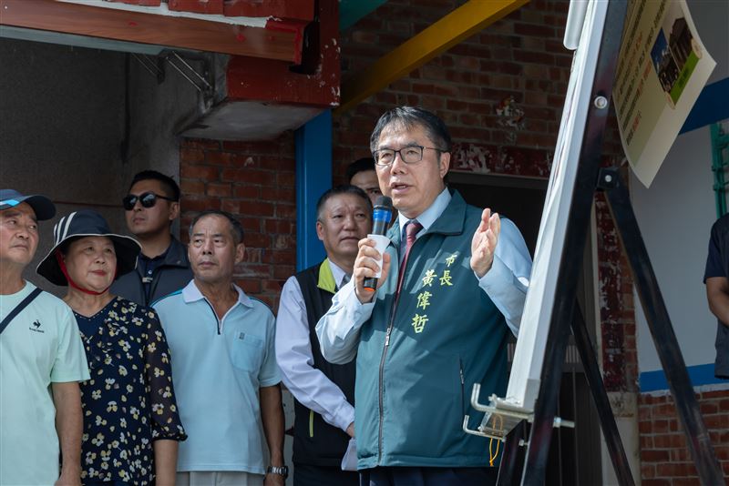 台南市長黃偉哲今(26)日陪同總統賴清德關心台南市丹娜絲風災後房舍修繕情形。(圖/總統府提供)