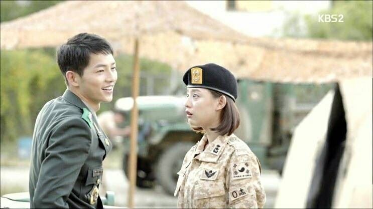 金智媛和宋仲基在《太陽的後裔》中飾演關係相當好的前後輩。(圖/翻攝自韓網)