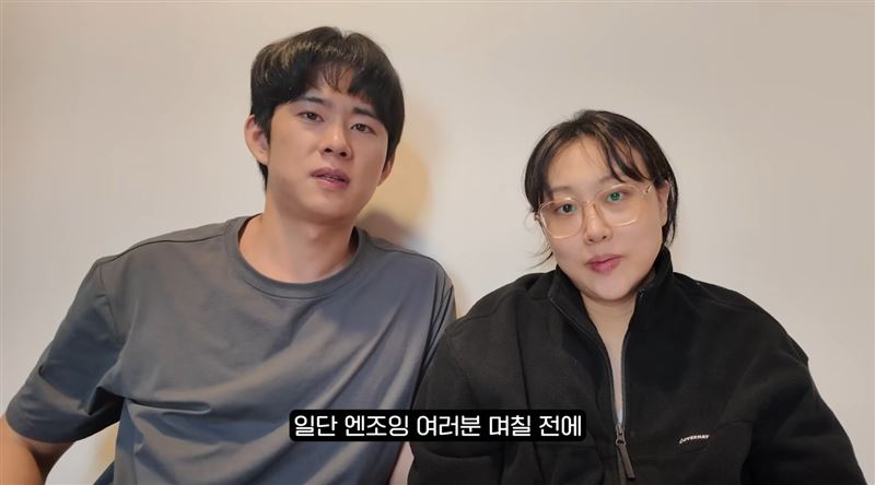 Lala(右)和老公一起跟粉絲分享產後大出血的危險情形。(圖/翻攝自YouTube엔조이커플enjoycouple)
