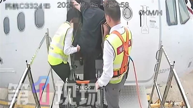 機場當時派出2名地勤推著輪椅協助他登機,到達機艙門後,由3、4名空服員到門口協助。(圖/翻攝自微博)
