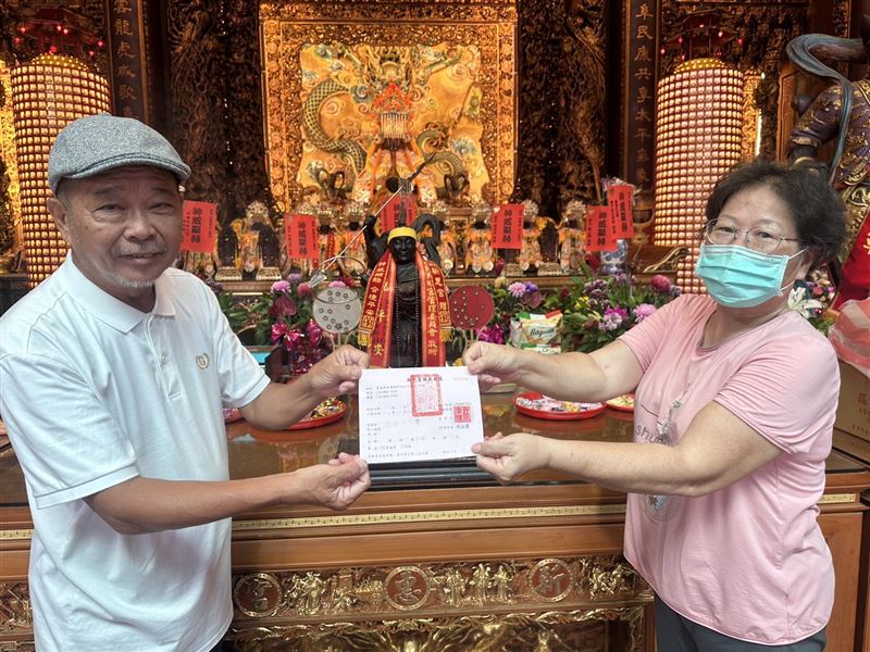 廖大乙此次駐駕新惠宮,仍有信徒送上紅包,廖大乙則依例回捐給廟方。(圖/廖大乙提供)
