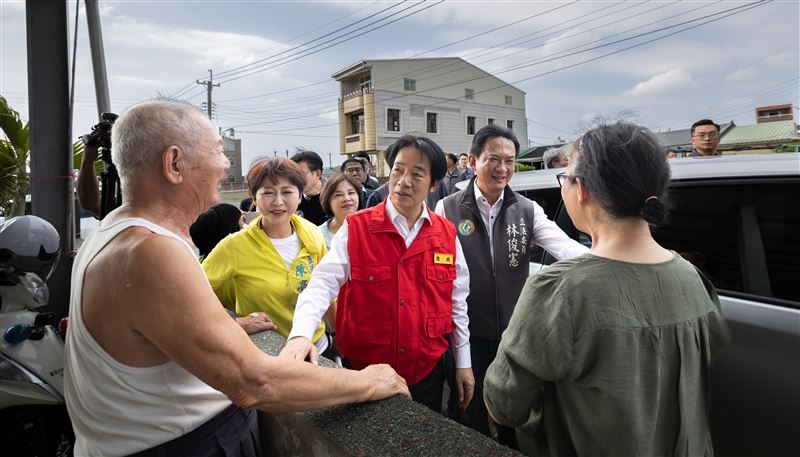 總統賴清德今(26)日關心台南市丹娜絲風災後房舍修繕情形。(圖/總統府提供)