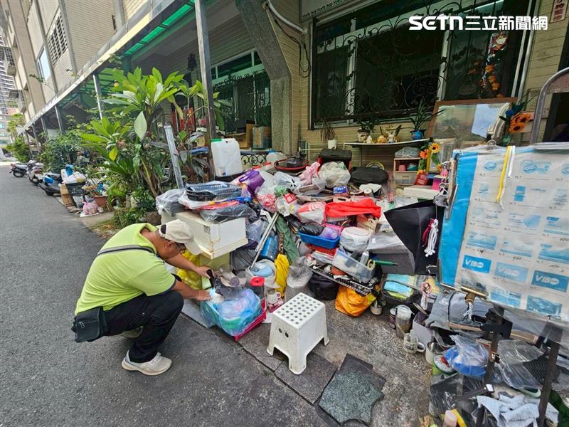 防疫人員持續加強巡查環境髒亂點與積水容器,非個案家附近。(圖/翻攝畫面)