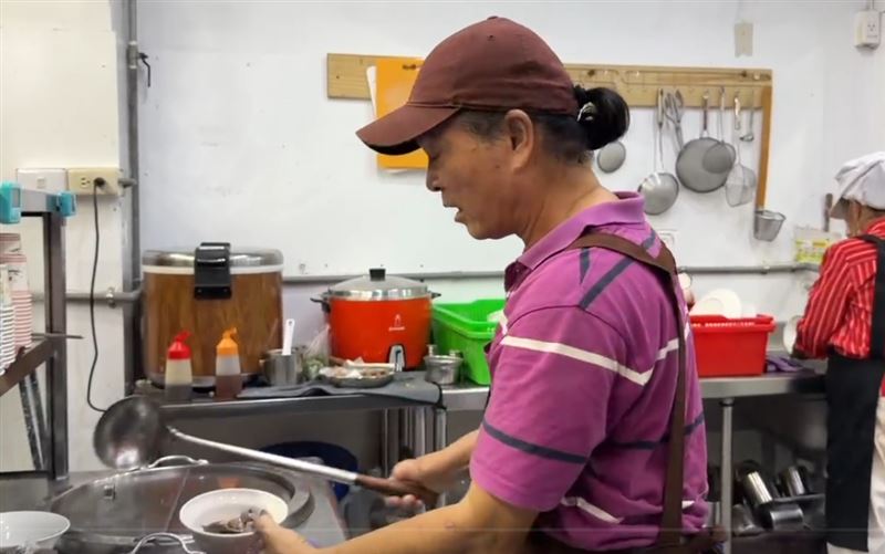 在台東經營豬肉料理店的黃先生坦言,禁宰、禁運措施一出,生意立即受到衝擊。(圖/記者吳宜霖攝影)