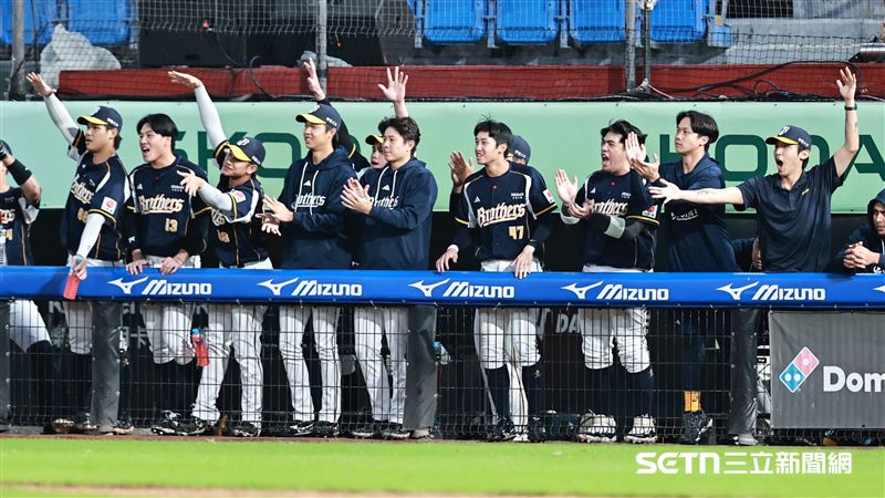 台灣大賽G4打完,中信兄弟陷入1勝3敗落後。(圖/記者劉彥池攝影)