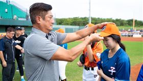 中信盃黑豹旗，女黑豹總數達300人，辜仲諒替選手戴帽子。（圖／中華棒協提供） 