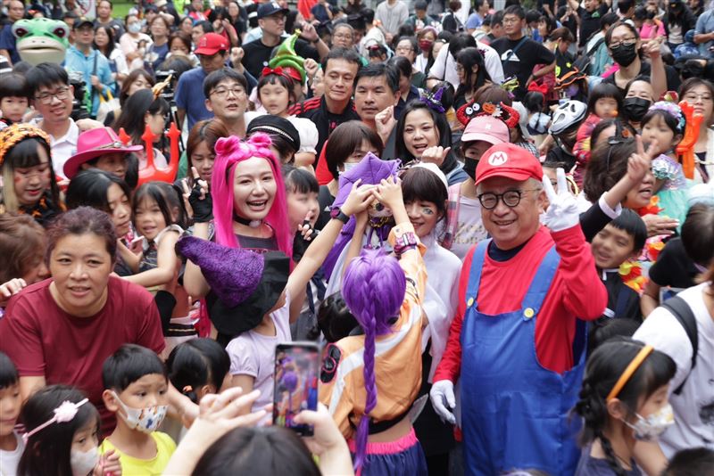 民進黨立委吳沛憶今(26)日出席萬華第二屆「陪你搗蛋 萬聖節大遊行」,化身人氣影集「獵魔女團」的唱跳明星「米拉」。(圖/吳沛憶辦公室提供)