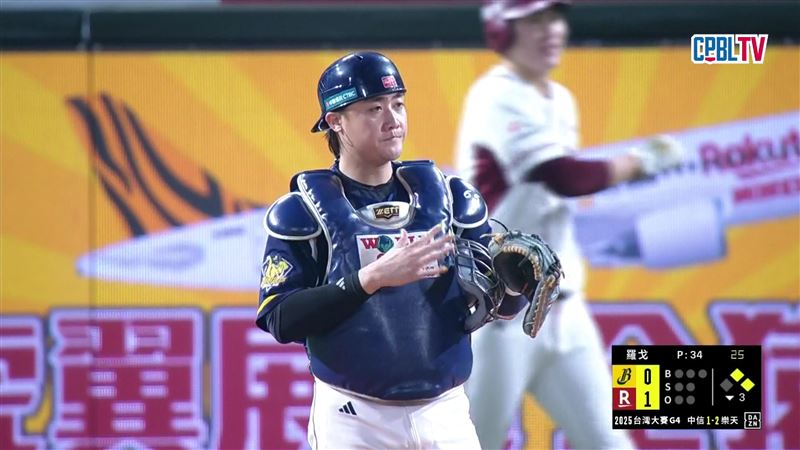 樂天觸擊超失敗 高宇杰傳球到外野大失誤