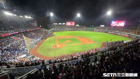 台灣大賽G4，樂天桃園球場湧進滿場18000位球迷。（圖／記者劉彥池攝影）