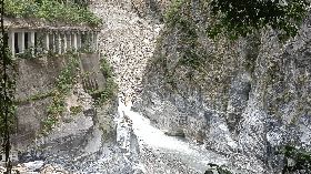 燕子口堰塞湖　壩體水位穩定下降