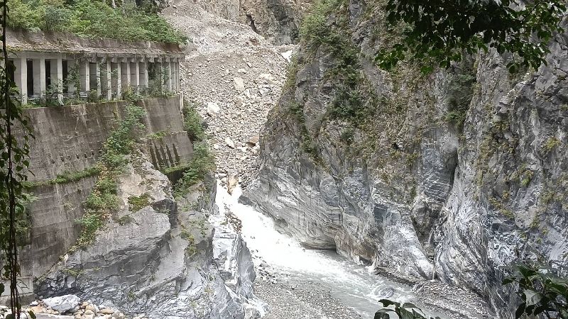 花蓮立霧溪燕子口堰塞湖水位穩定，農業部林業及自然保育署進行減災工程，目前除了壩頂高度下降，引流水量也逐漸加強中，並提醒民眾切勿進入立霧溪下游河道內活動。（林業保育署花蓮分署提供）