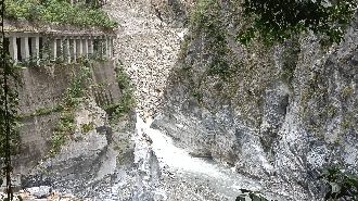 降壩引流道路仍封 花蓮大天祥27日停班課