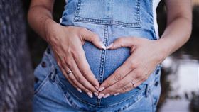 台灣生育率已連續16年全球墊底，2037年更將有逾五成勞動人口邁入中年，提前33年進入勞動老化臨界點。1111人力銀行揭露，逾五成女性在婚育後曾遭職場冷暴力，請假被刁難、升遷卡關、育嬰假變冷板凳，「不友善文化」逼退生育意願。唯有企業制度與文化同步改革，才能真正解套少子化死結。（示意圖／PIXABAY）