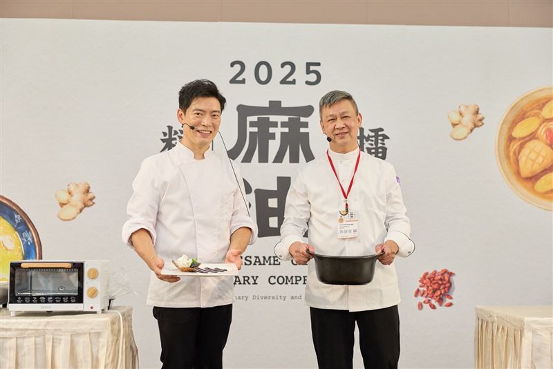 十強廚神集結南港,展開一場麻油界的《封神榜》對決!從傳統甘蔗麻油雞到創意麻油冰淇淋,各路高手翻鍋炙香、刀起湯沸,料理香氣殺穿全場,連評審都直呼「味蕾修仙」。現場香氣如陣法交鋒,觀眾也能參戰試吃投票,親手選出人氣料理王。這不只是比賽,是一場魂牽夢縈的麻油盛宴!(圖/經濟部提供)