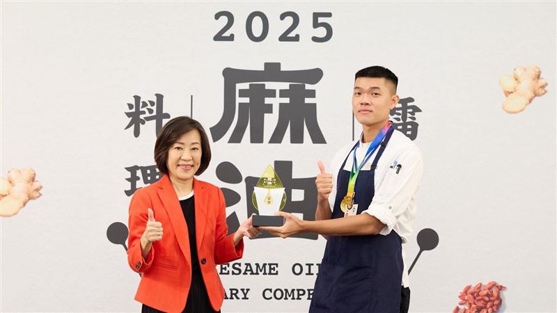 十強廚神集結南港,展開一場麻油界的《封神榜》對決!從傳統甘蔗麻油雞到創意麻油冰淇淋,各路高手翻鍋炙香、刀起湯沸,料理香氣殺穿全場,連評審都直呼「味蕾修仙」。現場香氣如陣法交鋒,觀眾也能參戰試吃投票,親手選出人氣料理王。這不只是比賽,是一場魂牽夢縈的麻油盛宴!(圖/經濟部提供)