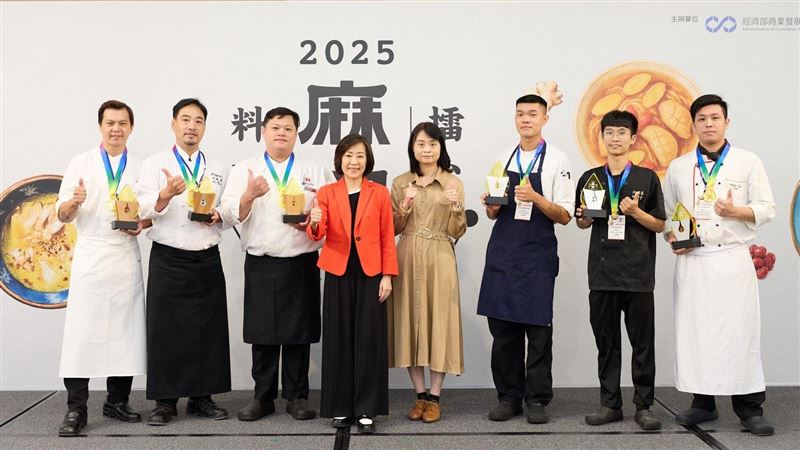 十強廚神集結南港,展開一場麻油界的《封神榜》對決!從傳統甘蔗麻油雞到創意麻油冰淇淋,各路高手翻鍋炙香、刀起湯沸,料理香氣殺穿全場,連評審都直呼「味蕾修仙」。現場香氣如陣法交鋒,觀眾也能參戰試吃投票,親手選出人氣料理王。這不只是比賽,是一場魂牽夢縈的麻油盛宴!(圖/經濟部提供)
