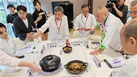 十強廚神集結南港，展開一場麻油界的《封神榜》對決！從傳統甘蔗麻油雞到創意麻油冰淇淋，各路高手翻鍋炙香、刀起湯沸，料理香氣殺穿全場，連評審都直呼「味蕾修仙」。現場香氣如陣法交鋒，觀眾也能參戰試吃投票，親手選出人氣料理王。這不只是比賽，是一場魂牽夢縈的麻油盛宴！（圖／經濟部提供） 