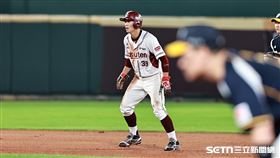 台灣大賽G4，樂天桃猿右外野手林立盜上二壘。（圖／記者劉彥池攝影）