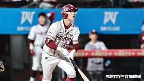 台灣大賽G4，樂天桃猿左外野手陳晨威炸裂超前2分砲。（圖／記者劉彥池攝影）