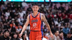 盧峻翔、米爾納49分　領航猿首戰大勝勇士