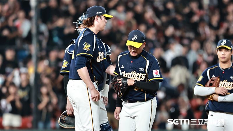 台灣大賽G4，中信兄弟投手教練王建民上場換下第2任投手吳俊偉。（圖／記者劉彥池攝影）