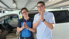 連勝文（右）把車賣給了二手車網紅小施（左）。（圖／翻攝自小施汽車生活頻道YouTube頻道）