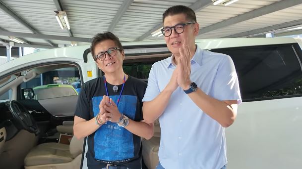 連勝文(右)把車賣給了二手車網紅小施(左)。(圖/翻攝自小施汽車生活頻道YouTube頻道)