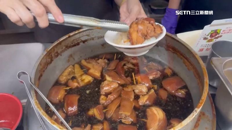 鍋裡的爌肉賣一塊少一塊,庫存量也即將見底