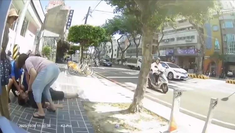 暖男外送員將急停車幫忙CPR的過程PO網,感動無數網友。(圖/翻攝豐原好康聯盟社團(原創正版社團)臉書)