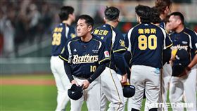 台灣大賽G4，中信兄弟1：3不敵樂天桃猿遭聽牌，總教練平野惠一和球迷致意。（圖／記者劉彥池攝影）