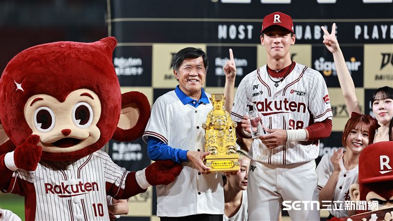 台灣大賽G4,樂天桃猿左外野手陳晨威獲選單場MVP。(圖/記者劉彥池攝影)
