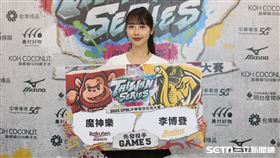 樂天女孩彭彭公布台灣大賽第5戰樂天桃猿、中信兄弟先發投手。（圖／記者劉彥池攝影）
