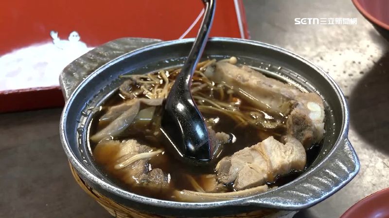 菜單全是用溫體豬料理,如果沒有豬肉可以買只好先關店休息