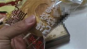 大陸一間知名麵包店的袋裝麵包中，被消費者發現有活蟑螂，拍照PO網引發熱議。（圖／翻攝自微博／極目新聞）