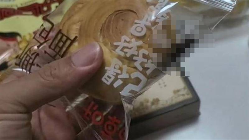 大陸一間知名麵包店的袋裝麵包中,被消費者發現有活蟑螂,拍照PO網引發熱議。(圖/翻攝自微博/極目新聞)