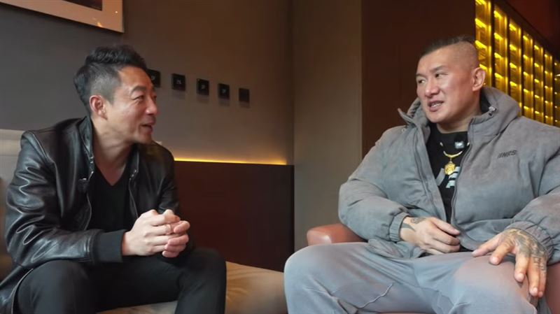 館長(右)與汪小菲在中國碰面(圖/翻攝館長惡名昭彰YT)