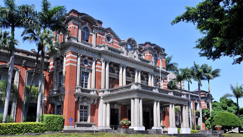 昨日出現「台大兒童醫院徵小兒加護病房(PICU)主治醫師」徵人文章,其中一項是「每小時900元」,引發熱議。(圖/翻攝自台大醫院官網)