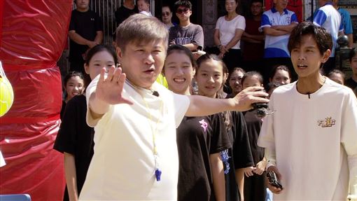 胡瓜突遭郭忠祐壓頭強吻　雙方手牽手