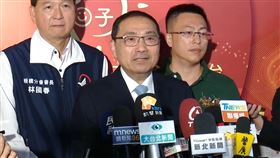 新北綠營提普發4.6萬元交市府研議　侯友宜回應民進黨新北市議會黨團20日提案普發新台幣4.6萬元，議長裁示交由市府研究辦理。市長侯友宜（中）21日出席新北市好日子愛心大平台感恩會，受訪時表示，市府財政困窘，累計短絀887億元，「怎麼還有多餘的錢呢」？（新北市新聞局提供）中央社記者趙敏雅傳真　114年8月21日