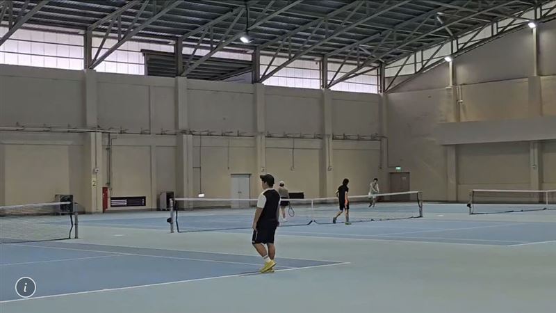 有網友反映日前預約使用基隆市民體育活動中心室內網球場(圖),線上表單卻被竄改;基隆市政府教育處表示,因行為涉刑法偽造文書及妨害電腦使用罪嫌,將委請律師收集相關證據後提出告訴。(讀者提供)