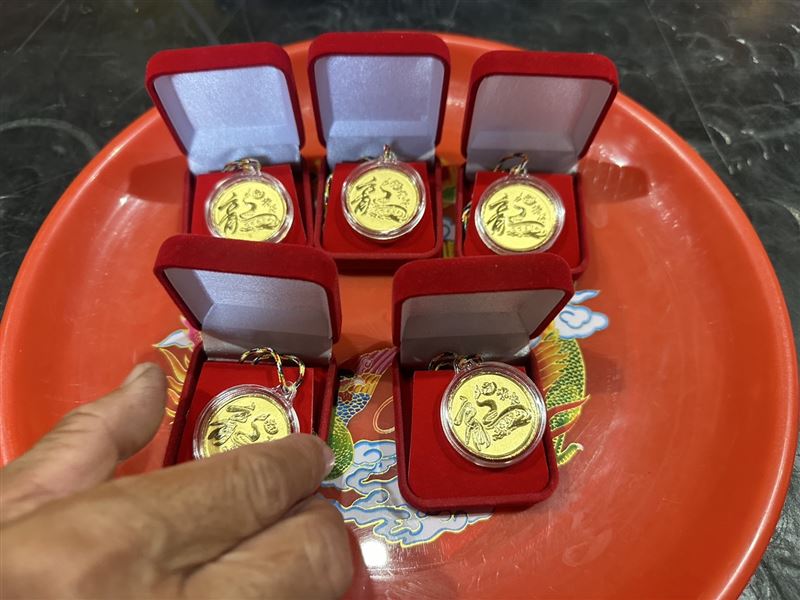 將要送給新人的限量金牌。(圖/廖大乙提供)