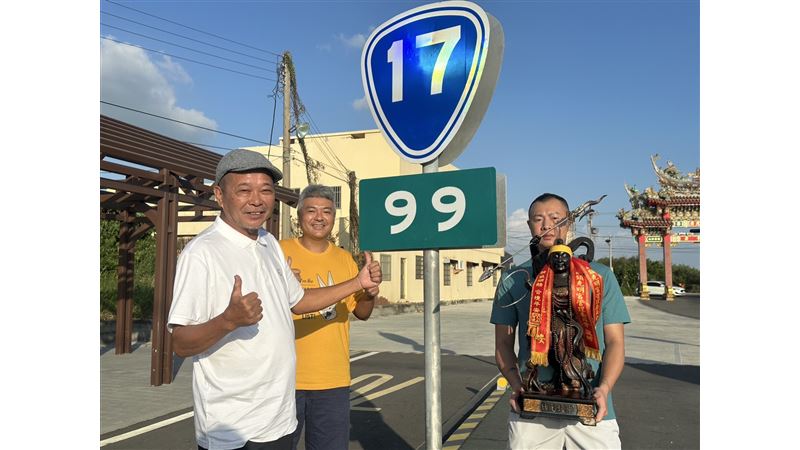 遊學太子爺此次來到雲林口湖鄉下崙興安代天府駐駕,新人只要前往廟前的「1799」拍婚紗,就能得到限量5面的金牌。(圖/廖大乙提供)