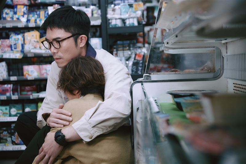 智博與于子育在〈關於劉老七的Q&amp;A〉MV對戲。（圖／笙根蘭陽提供）