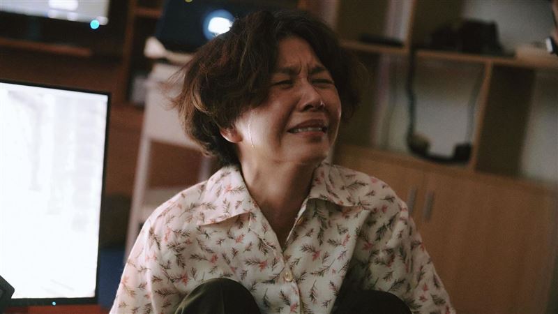 于子育失智症演技爆棚　樂團主唱心碎緊抱