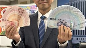 央行宣布啟動新台幣鈔券改版，為24年來首度調整，預計2年半後推出新版，導入高階防偽技術與永續製程。立委質疑浪費資源，央行強調改版關乎國家幣信與交易安全，現金仍為不可取代的支付工具，改版不涉政治、也非跟不上時代，而是超前部署。（圖／記者師瑞德攝影）