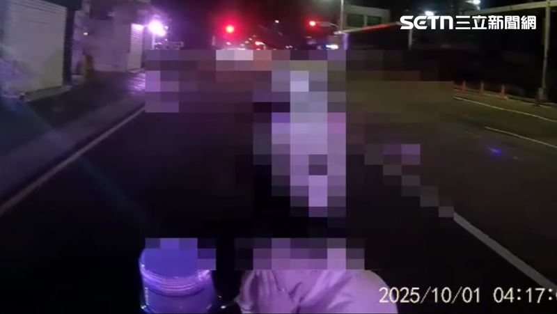 酒駕騎車被抓扣牌2年!21歲男蹲路邊爆哭